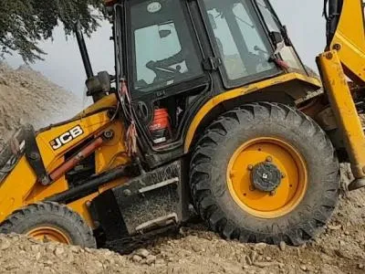 Usługi koparko-ładowarką Konin – wynajem koparki, roboty ziemne